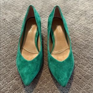 Vionic Green Suede Heels